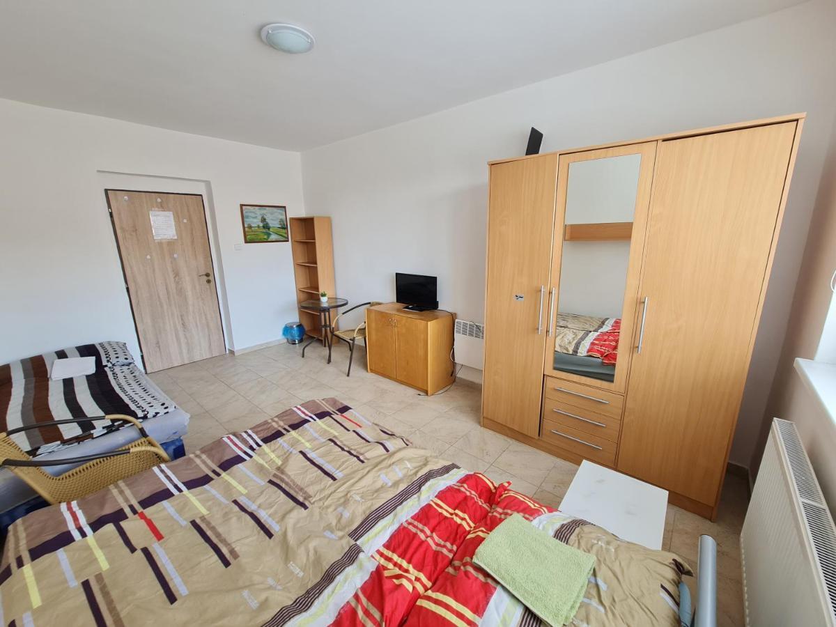 Nika Beds Hotel Pardubice Ngoại thất bức ảnh